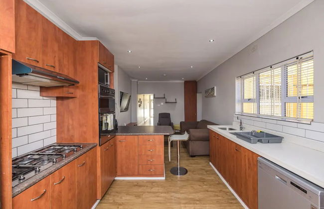 Contemporary 4 Bedroom Home - Photo 10