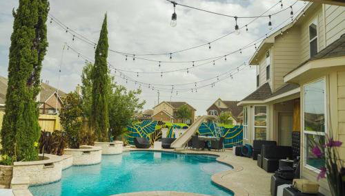 Serene 4BR Lux Home w Heated Spa Pool Massage Chair - Foto 2, Garden, sunbed