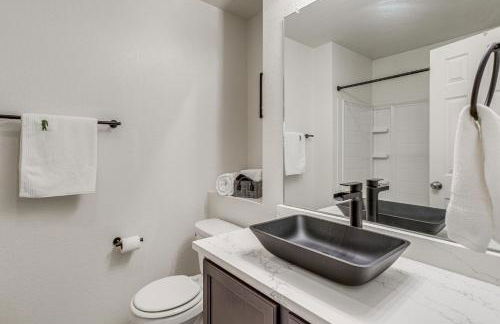 6 Mi to DIA Denver Home with Fenced Yard and Fire Pit - Foto 18