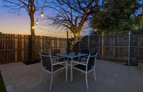 1BD 1BA Stylish Arlington Home w Backyard - Foto 23