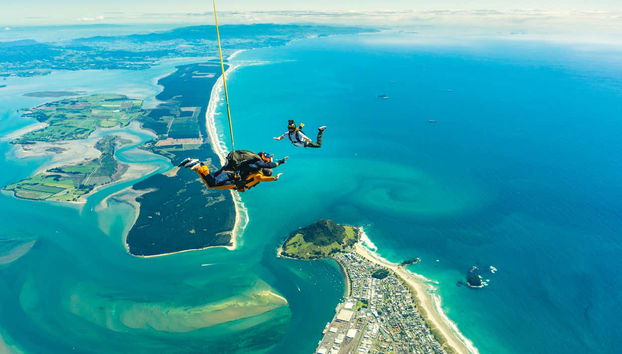 Saut en parachute avec la mer en toile de fond