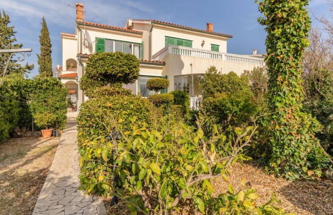 Beachside Serenity Apartments in Barbot - Photo 16