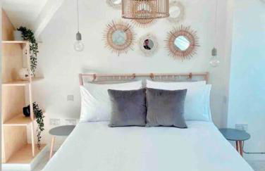 The View, Kingsand, luxurious seafront penthouse apartment with sun trap balcony and incredible sea views - Photo 26