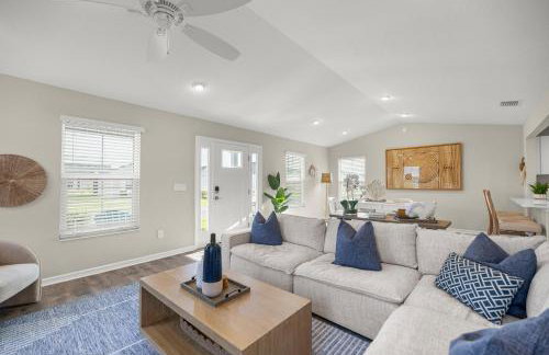 The Golden Palm Mins to Eastport Square and Middleton With Electric Golfcart - Photo 1