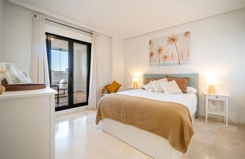 Wonderful Golf & Beach Apartment with front Seaview and Pool - Foto 8