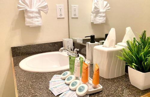 Spacious & comfy home in ultra-convenient location 2025 Traveller Award Winner - Foto 58