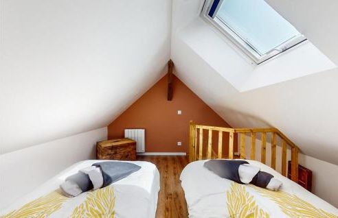 Stunning Home In Neuilly Le Vendin - Photo 19