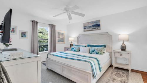 Corner Unit Updated And Near Lobby - Photo 2