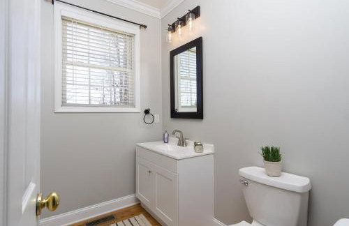 15 Minutes to Asheville! Spacious 7BR Luxury Home | Pool | Hot Tub | Game Room - Foto 68