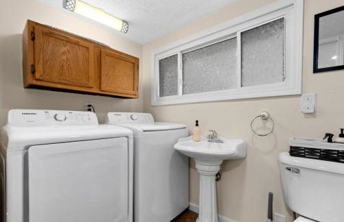 Comfort Cabin - 2BD Family Getaway in Creve Coeur - Photo 17