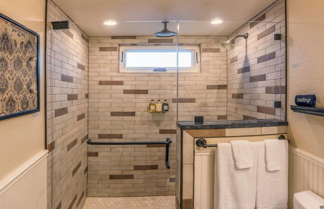 Redtail Suites ~ Entire Home ~ Sleeps 12 ~ Tesla Station - Foto 32