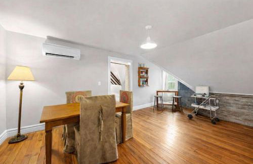 Cozy Top-Floor Retreat in the Heart of Louisville - Photo 2