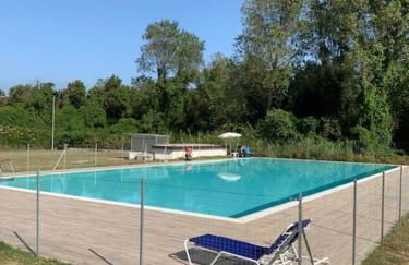 GuestHost -Elegant Seaside Apartment with Pool and Parking - Foto 25