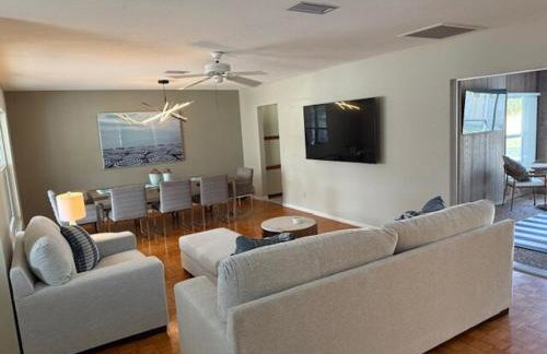 Cool ranch home with heated pool near beach - Foto 1