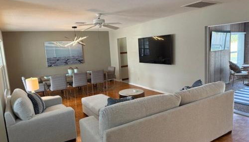 Cool ranch home with heated pool near beach - Foto 1