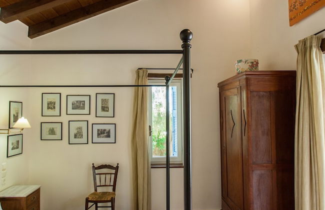 Dine on the Generous Veranda at a Rustic Stone Getaway - Foto 3