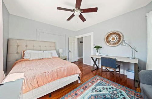Cozy Up in 5BR Apt Near Charming Oak Square - Foto 6