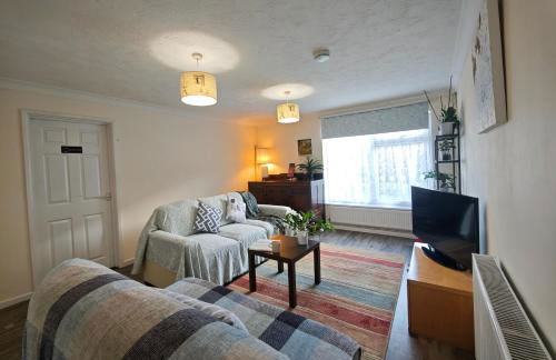 Spacious 3 Bedroom Home Ample Parking Near Shops - Photo 5