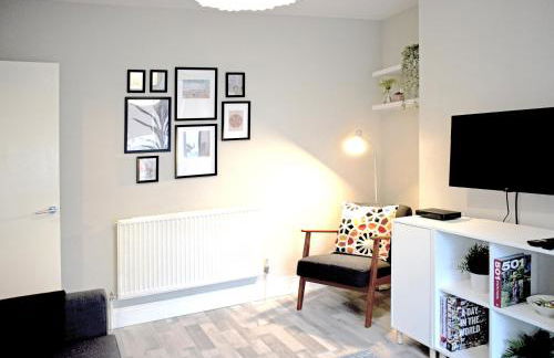 Three Bedroom City Home with Garden - Photo 7