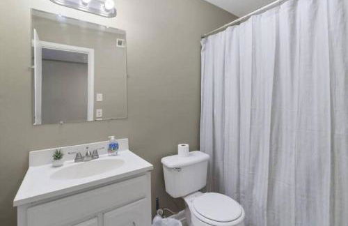 Travis' Place - Convenient and Affordable Location - Foto 26