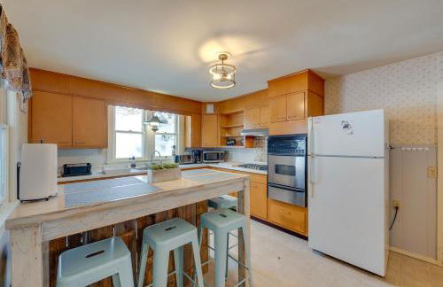 Explore the Poconos! Cozy Creekside Cabin with Patio - Foto 8