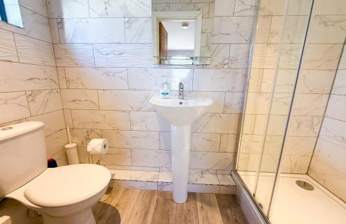 INACTIVE The A 1 Bedroom Apartment by AltoLuxoExperience Short Lets & Serviced Accommodation with Parking & Wifi - Foto 6