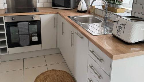 Cottage - Sleeps 4 - Pets Ok - Patio - Parking - Foto 2, stove, dishwasher, toaster, minibar