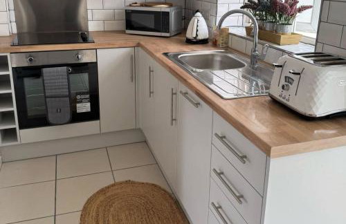 Cottage - Sleeps 4 - Pets Ok - Patio - Parking - Foto 2