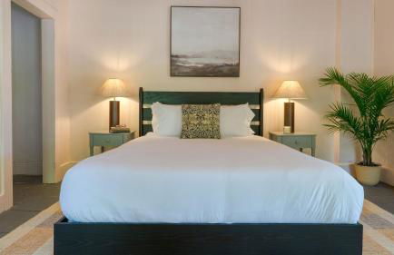 Relax in Style at Historic Modern on Main with Modern Amenities Wooded Views - Foto 32