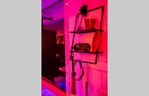 SECRET SUITE "Mr Grey" - Jacuzzi privatif - Gare RER C - Proche Paris - Foto 9