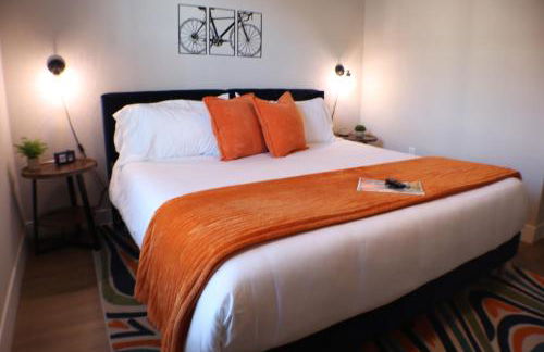 Luxe King Suite, Cozy Sectional, Gym, Pool, U of A - Photo 20