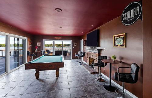 New Renovated 5BD Home with Hot Tub Sauna & Game Rm - Foto 70