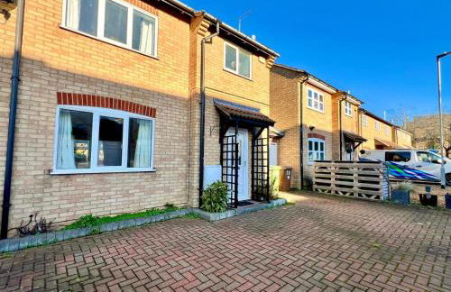 J&J stays 5 bedroom detached house in Peterborough with parking - Photo 4