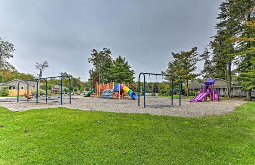 Fire Pit and Furnished Deck Serene Tobyhanna Escape - Foto 30