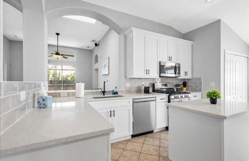 NEW - Poolside Oasis Heated POOL Home - 2000 SF - Foto 9