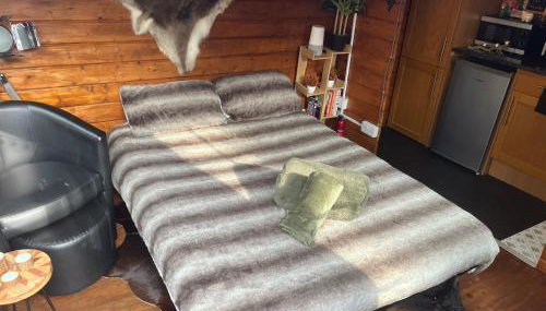 Romantic Swiss Cabin Hideaway & Hot Tub Spa Pool - Foto 3