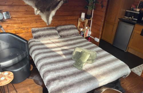 Romantic Swiss Cabin Hideaway & Hot Tub Spa Pool - Foto 3