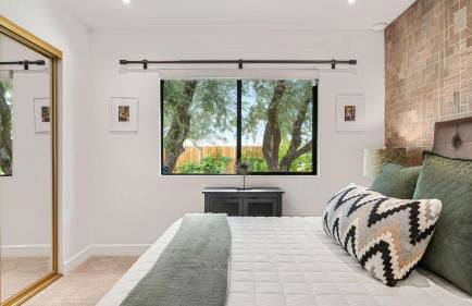 Design-forward Palm Springs home w saltwater pool lush yard multiple outdoor dining areas Casa Papagayo by AvantStay - Foto 33