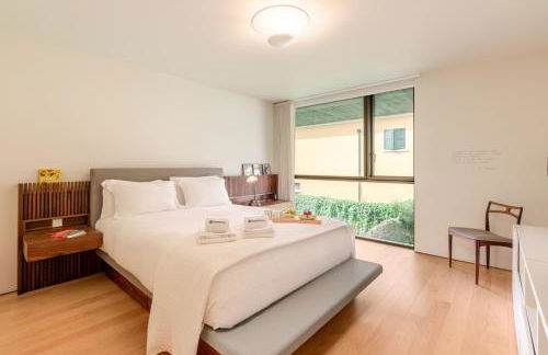 Grand Villa w/ Pool, Garden & Garage by HostWise - Foto 4