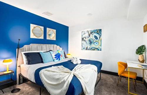 Spacious Luxury Villas in the heart of LA! Free parking and Jacuzzi - Photo 8