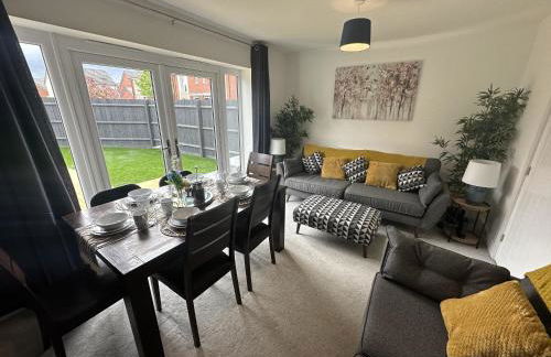 3 Bed Home for Contractors & Relocators with Parking, Garden & WiFi 5 mins walk to Town Centre & Train Station - Foto 4