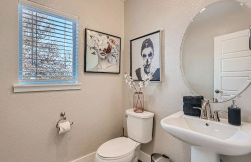 Stylish & Spacious Centrally-Located Home w/Garage - Foto 19