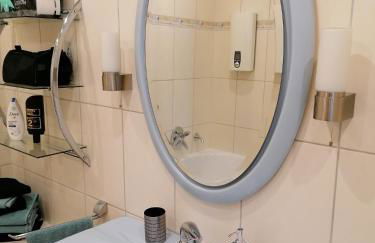 Stylisches kleines Studio -Zentral gelegen- Nähe BayArena - in Leverkusen Wiesdorf City- Friedrich Ebert Platz 5a , 4te Etage mit Balkon-kein Aufzug-Lift--Kaution Pflicht-- - Foto 15