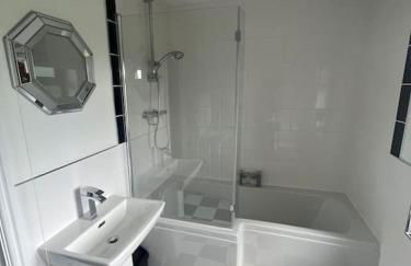 Staycation 3-bedroom home with panoramic views free off road parking - Foto 41