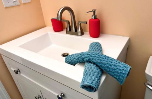 Stylish 2BR Condo Near Beach, Large Pool & Patio, Pet Friendly - Foto 40