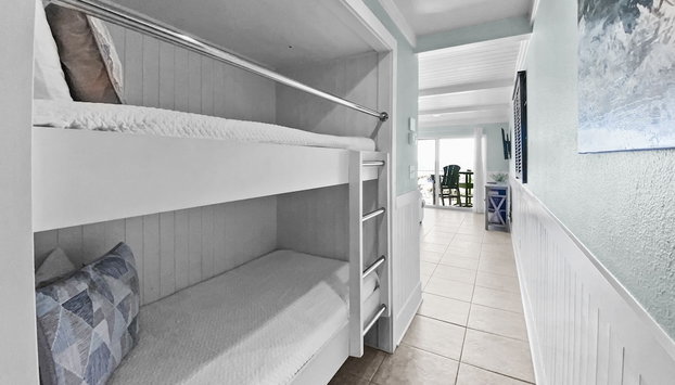 Commodores 101 l Beachfront l Corner Unit with Pristine Beach Views l Community Pool - Foto 5, Habitación