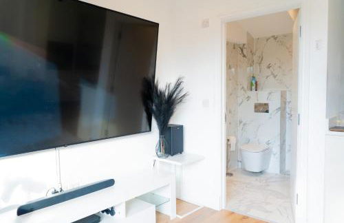 Modern Entire Unit 3BR, 3BA, balcony, 86inch TV - 15mins to city - Foto 18