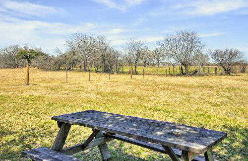 Spacious Texas Getaway with Fire Pit and Pond! - Foto 39