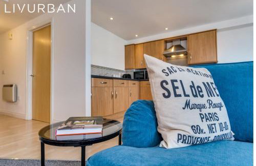 Chic and Bright Apartment Near the Water - Photo 1