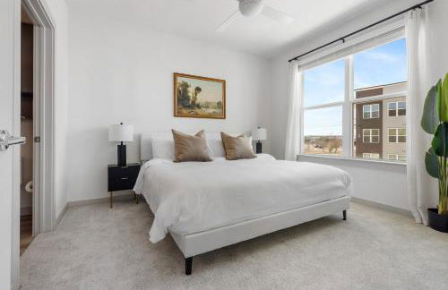 Elevated Contemporary 2BR 2BA with Balcony - Foto 18